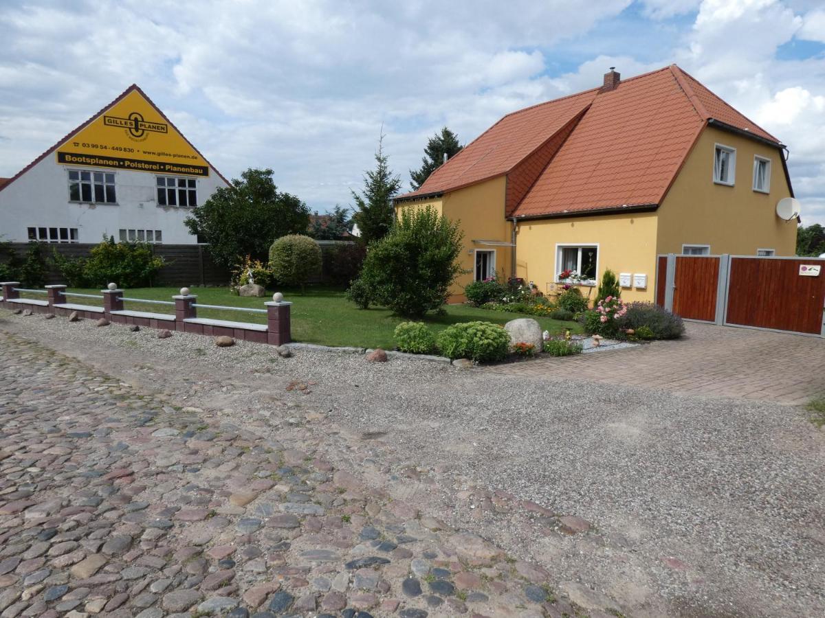 Ferienwohnung Am Schloss Reuterstadt Stavenhagen Exteriör bild